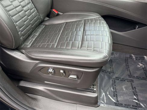 Used 2022 Cadillac Escalade ESV Premium Luxury Platinum image 15