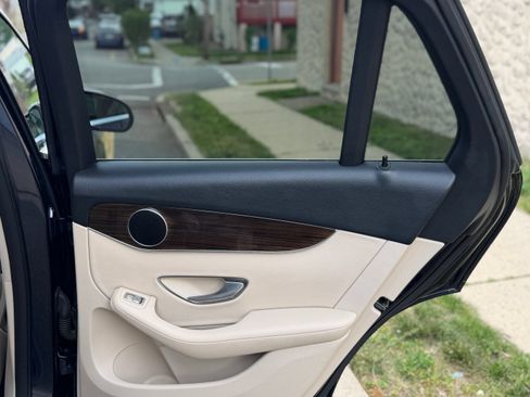 Used 2019 Mercedes-Benz GLC 300 4MATIC image 19
