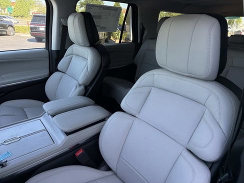 New 2026 Lincoln Navigator L Reserve AWD/4WD image 13