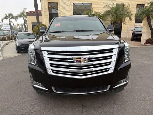 Used 2019 Cadillac Escalade Platinum image 2