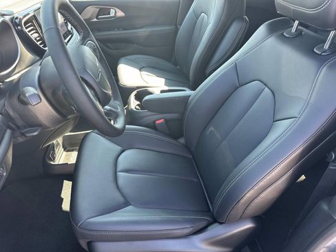 New 2025 Chrysler Pacifica Select image 28