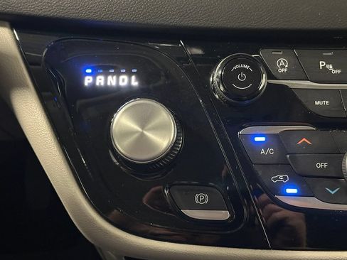 Used 2023 Chrysler Pacifica Touring-L FWD image 36