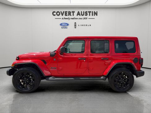 Used 2025 Jeep Wrangler Unlimited Sahara AWD/4WD image 2