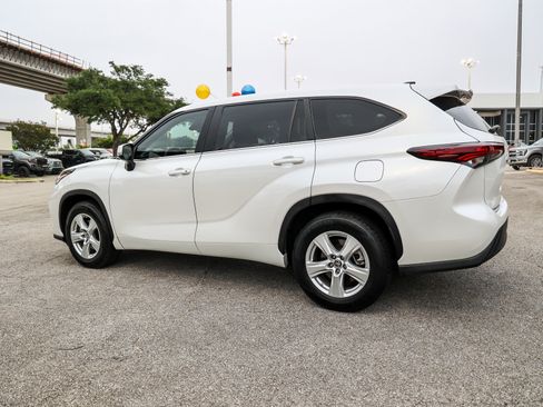 Used 2024 Toyota Highlander LE FWD image 10
