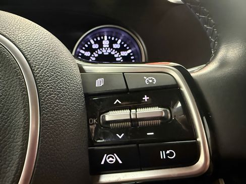 Used 2024 Kia Carnival LX FWD image 18