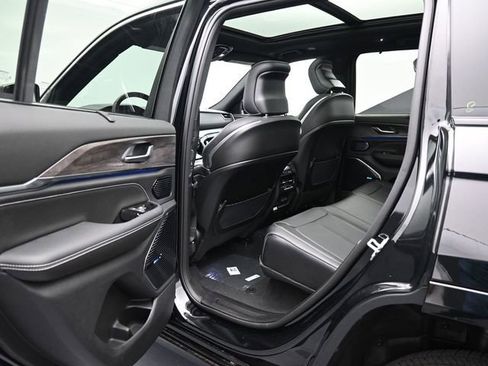 Used 2024 Jeep Grand Cherokee Overland w/ Advanced Protech Group III AWD/4WD image 22