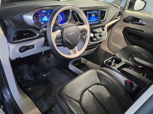Used 2017 Chrysler Pacifica Platinum FWD image 2