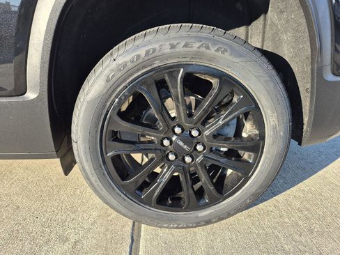 Used 2023 GMC Acadia SLE w/ Driver Convenience Package image 5