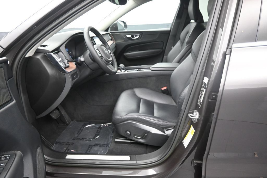 Certified 2023 Volvo XC60 B5 Plus AWD/4WD image 11