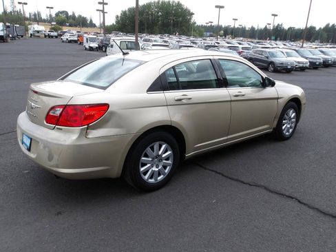 Used 2010 Chrysler Sebring Touring FWD image 5