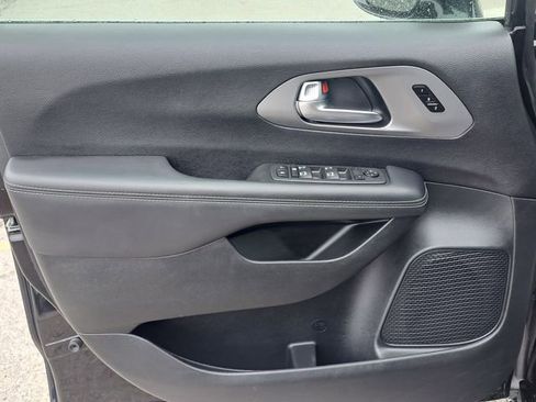 Used 2025 Chrysler Pacifica Select FWD image 12