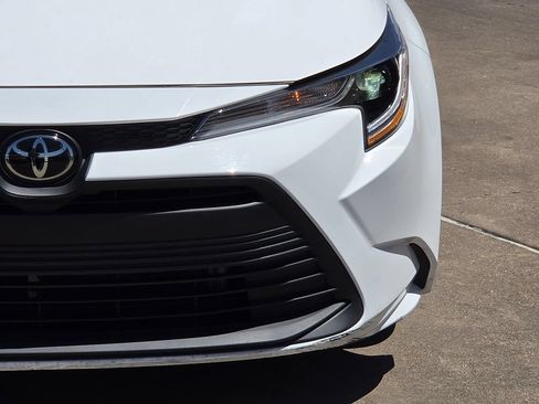 Used 2025 Toyota Corolla LE FWD image 4