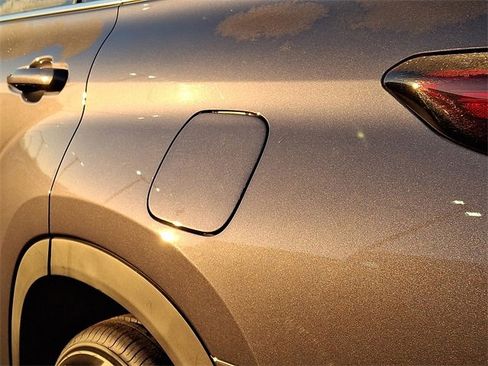 Certified 2024 Toyota Highlander LE image 9