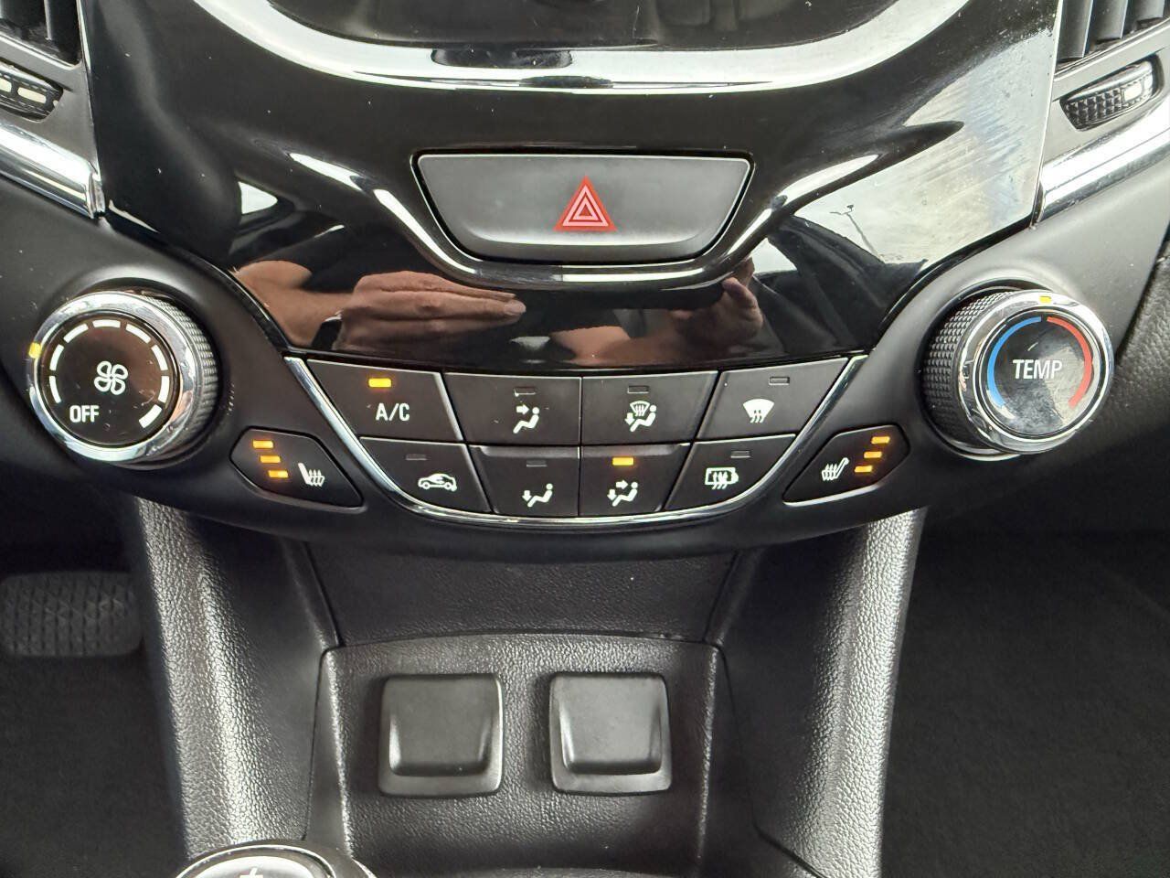 Used 2018 Chevrolet Cruze Premier FWD image 18