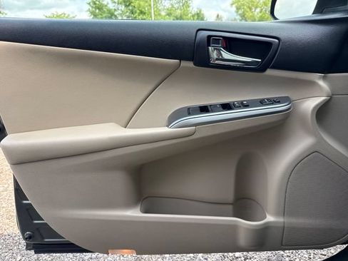 Used 2014 Toyota Camry XLE w/ Moonroof Package FWD image 22
