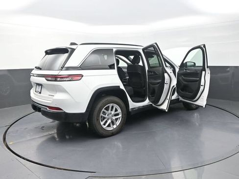 Used 2026 Jeep Grand Cherokee Laredo X AWD/4WD image 35