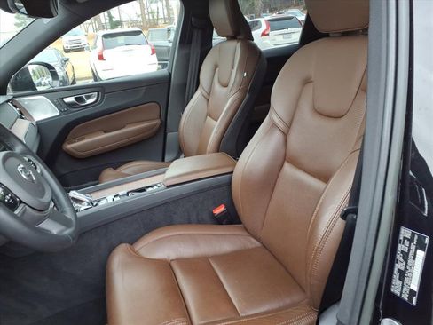 Certified 2023 Volvo XC60 B5 Ultimate w/ Climate Package image 19