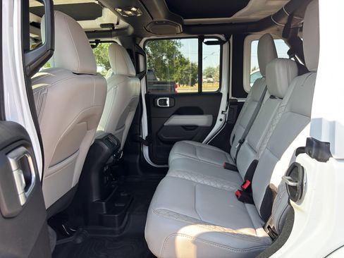 Used 2023 Jeep Wrangler Unlimited Sahara AWD/4WD image 19
