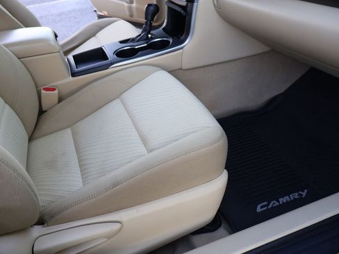 Used 2016 Toyota Camry LE image 29