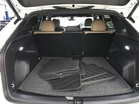 Used 2024 Volkswagen Atlas Cross Sport SE image 11