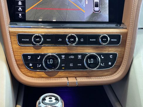 Used 2023 Bentley Bentayga Extended Wheelbase AWD/4WD image 19