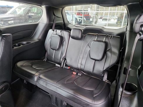 Used 2022 Chrysler Pacifica Touring-L w/ S Appearance Package image 11