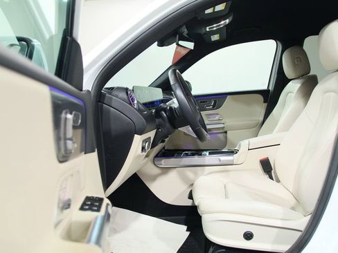 Certified 2025 Mercedes-Benz GLB 250 4MATIC image 5