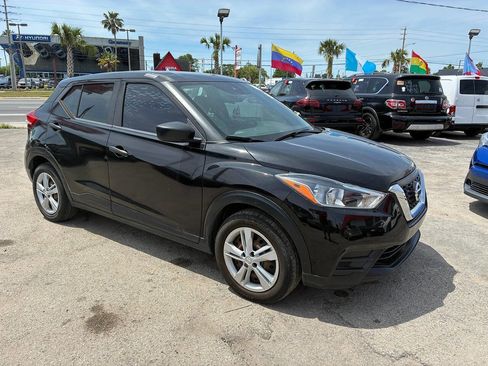 Used 2020 Nissan Kicks S FWD image 3