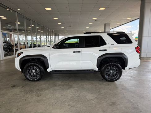 Used 2025 Toyota 4Runner SR5 AWD/4WD image 2