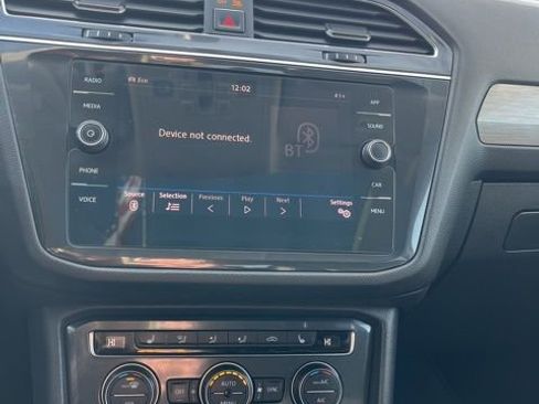 Used 2018 Volkswagen Tiguan SE image 37