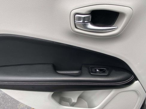 Used 2019 Jeep Compass Latitude image 12