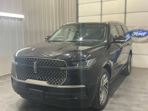 Used 2025 Lincoln Navigator Reserve AWD/4WD image 4
