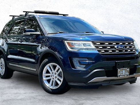 Used 2017 Ford Explorer XLT w/ Equipment Group 202A FWD image 11