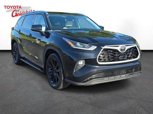 Used 2021 Toyota Highlander XLE AWD/4WD image 3