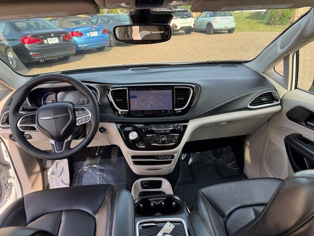 Used 2024 Chrysler Pacifica Limited FWD image 37