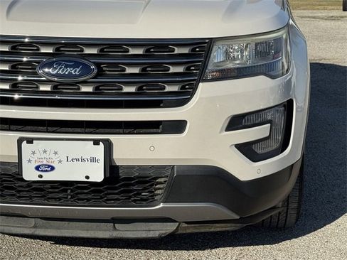 Used 2017 Ford Explorer XLT w/ Equipment Group 202A image 9