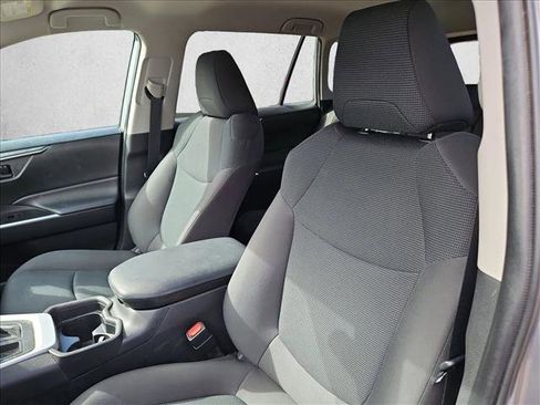 Used 2021 Toyota RAV4 LE image 10