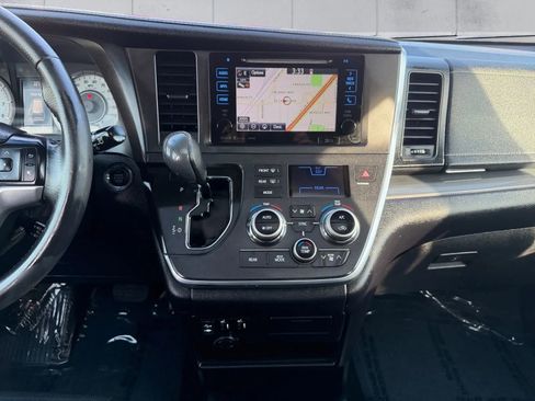 Used 2017 Toyota Sienna SE Premium image 11