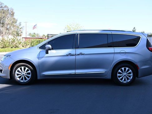 Used 2019 Chrysler Pacifica Touring-L FWD image 4