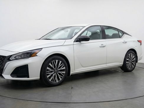 Used 2025 Nissan Altima 2.5 SV FWD image 3