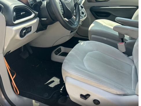 Used 2017 Chrysler Pacifica Touring FWD image 2