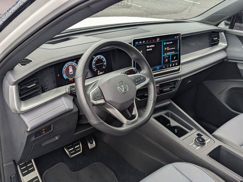 Used 2025 Volkswagen Tiguan SE R-Line AWD/4WD image 12