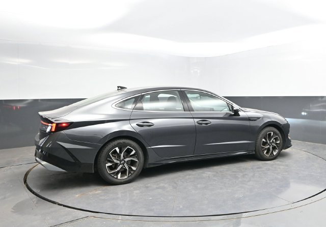 Used 2025 Hyundai Sonata SEL FWD image 2