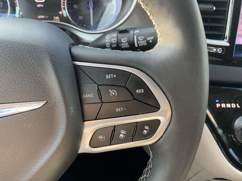 Used 2023 Chrysler Pacifica Touring-L FWD image 27