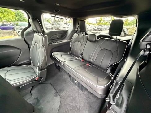 New 2027 Chrysler Pacifica Limited FWD image 12