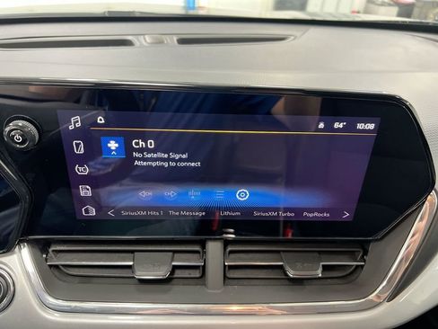 Used 2025 Chevrolet Trax LT w/ LT Convenience Package image 14