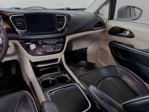 Used 2022 Chrysler Pacifica Limited image 26