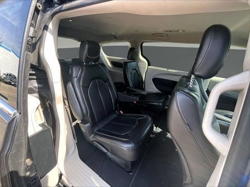 Used 2023 Chrysler Pacifica Touring-L FWD image 28