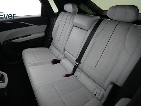 Used 2024 Cadillac Lyriq Luxury AWD/4WD image 24