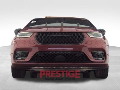 Used 2024 Chrysler Pacifica Limited w/ S Appearance Package FWD image 5